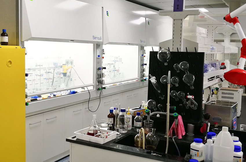 上海中科院有機所新建實驗室層流幕通風(fēng)柜應(yīng)用